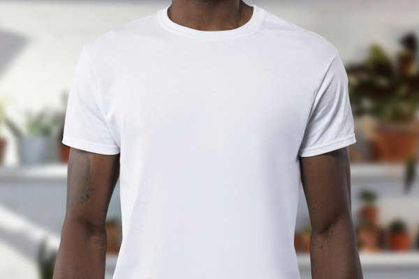 Basic-Herrenshirts sind zeitlose und vielseitige Kleidungsstücke, die in jedem männlichen Kleiderschrank unverzichtbar sind. Diese schlichten Shirts bieten einen klassischen und lässigen Stil, der sich einfach zu verschiedenen Outfits kombinieren lässt.